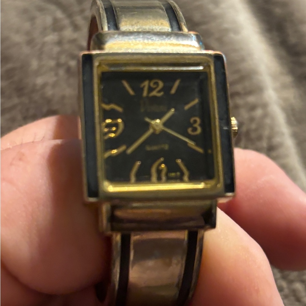 Vivani Quartz Bracelet Ladies Fashion Watch Black and Gold . Works well
